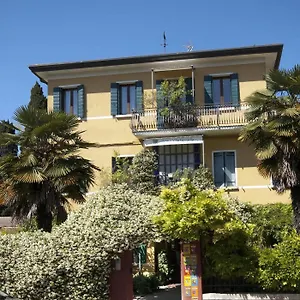 κάντε κράτηση εδώ